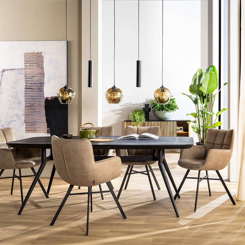 Sfeerfoto Malou eetkamerstoelen met de Larvik tafel en dressoir met de latjes structuur
